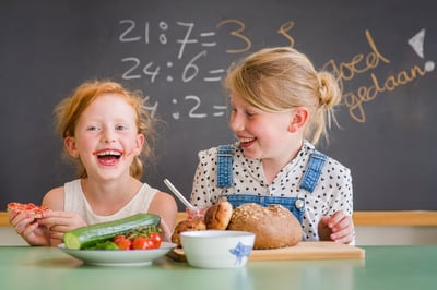 twee meisjes schoolontbijt