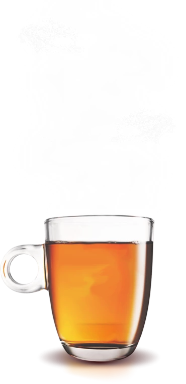 Warm glas gevuld met thee waar stoom vanaf komt.